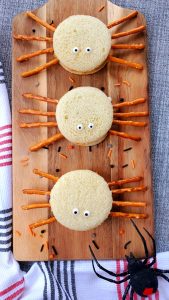 If you are looking for Halloween lunch ideas for kids, you will love these peanut butter and jelly spiders.