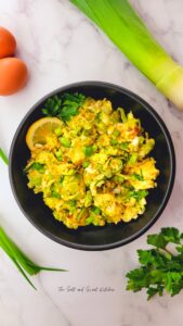 Scrambled eggs with leeks